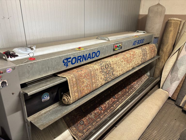 Pranie dywanu w automatycznej maszynie do czyszczenia dywanów w pralni Dywanik