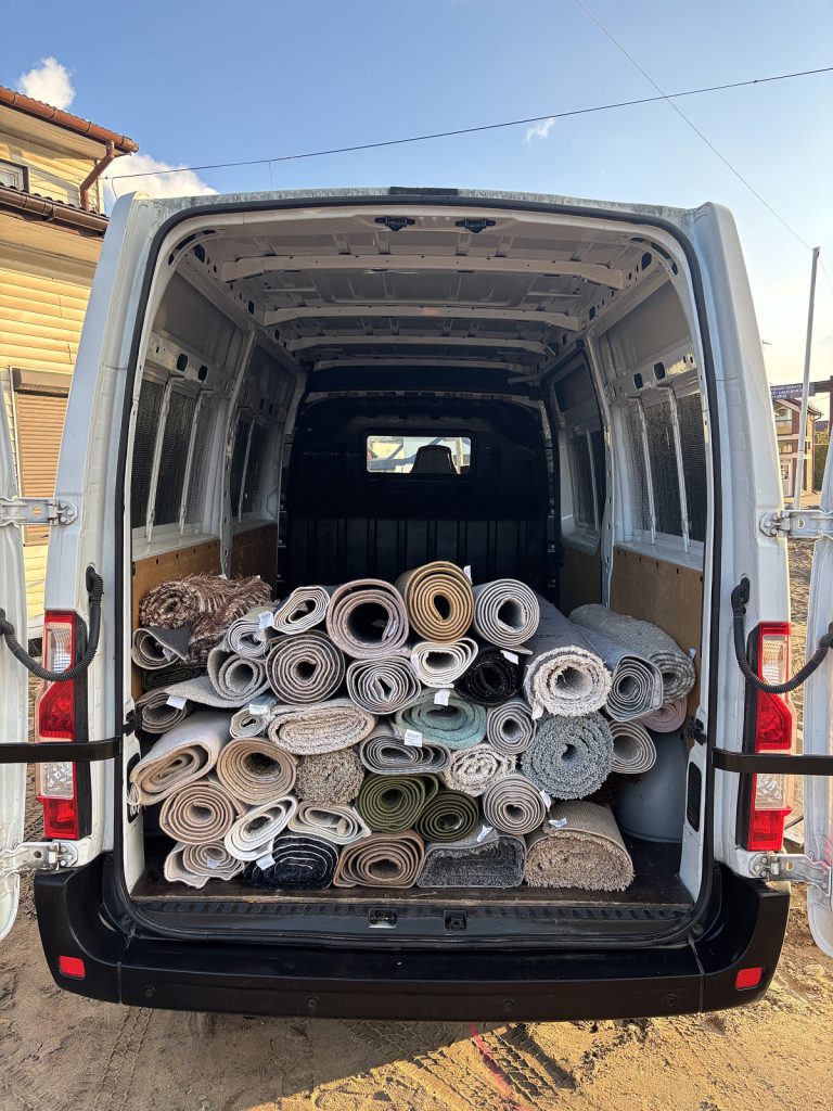 Załadunek dywanów do samochodu Automatycznej Pralni Dywanów Dywanik przed transportem