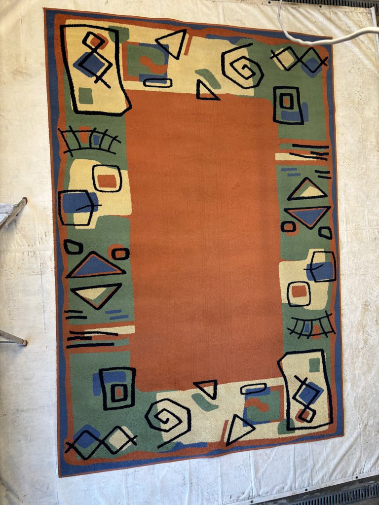 Dywan przed praniem przygotowany do czyszczenia w pralni Dywanik