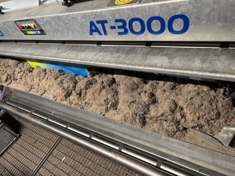 Trzepanie mechaniczne dywanu i usuwanie piasku w automatycznej pralni Dywanik